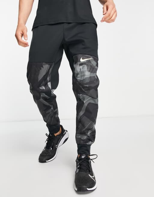 Nike Training - Glitch - Dri-FIT - Toelopende joggingbroek met camouflageprint in zwart