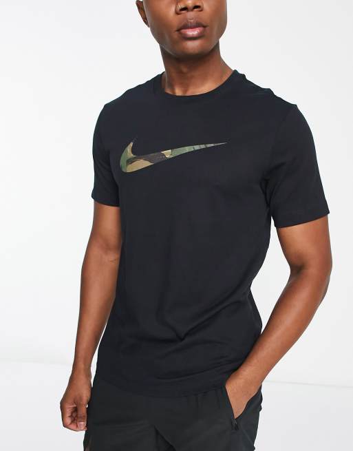 Nike Training – Glitch – Svart t-shirt i Dri-FIT med kamouflagemönstrade Swoosh-logga
