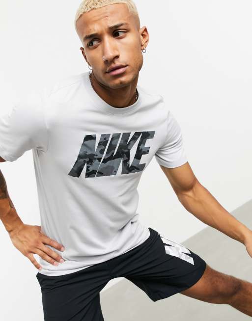 Nike Training – Grå kamouflagemönstrad t-shirt med stor logga