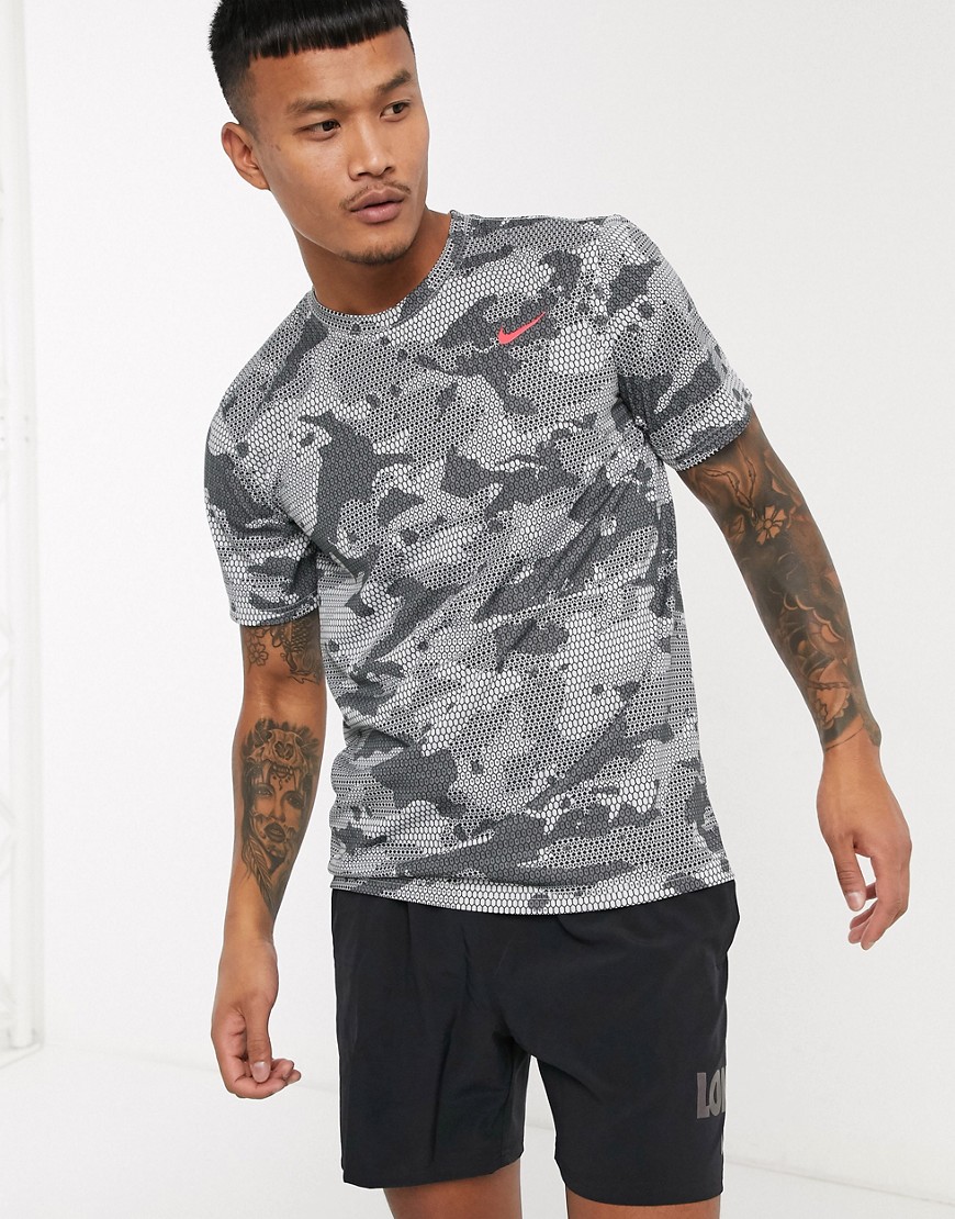 Nike Training – Grå t-shirt med kamouflagemönster