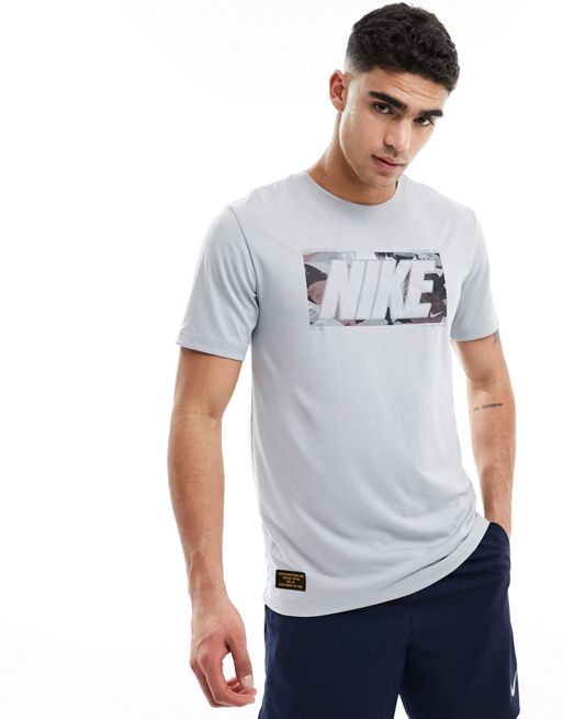 Nike Training – Grå t-shirt med kamouflagemönstrat tryck 