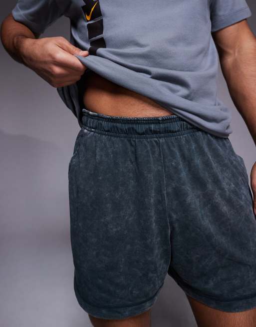 Nike Training - Heritage - Dri-FIT - Short in donkergrijs