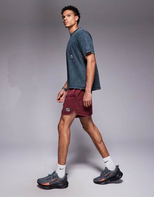 Nike Training Heritage logo shorts in burgundy, 2 of 5