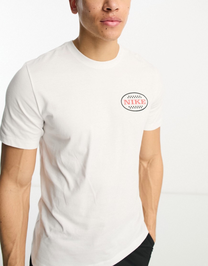 nike training - hvid t-shirt med 'body shop'-print på ryggen