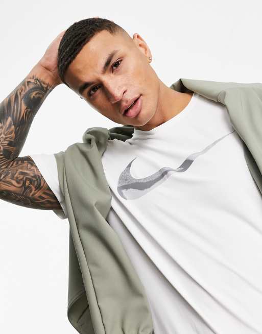Nike Training - Hyper Dry - T-shirt à grand logo - Blanc