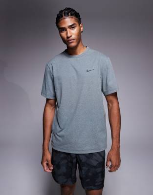Nike Training - Hyverse - T-shirt en tissu Dri-FIT - Gris