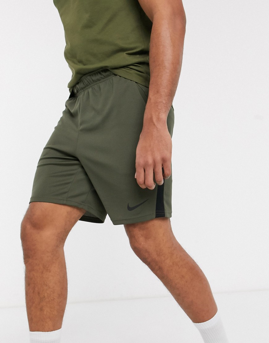 Nike Training – Kakifärgade shorts-Grön
