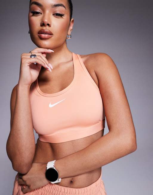 Nike Training – Korallfärgad sportbehå med swoosh-logga och medelhögt stöd, 3 av 4