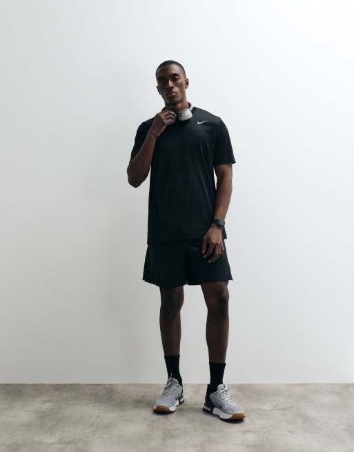 Nike Training - Legend - Dri-FIT - T-shirt in zwart, 2 van 5