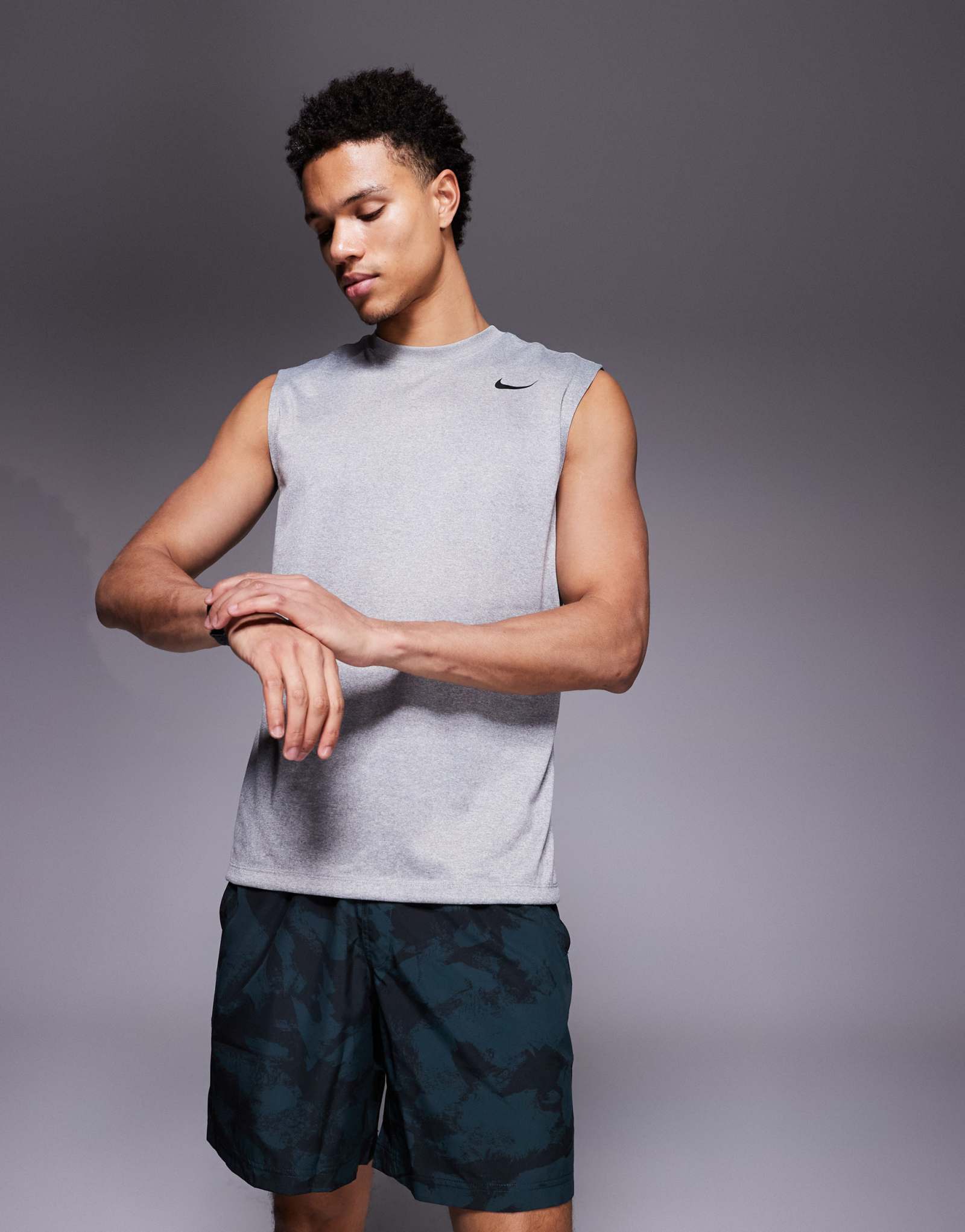 Облегающая майка Nike Training Legend DRI-Fit серого цвета