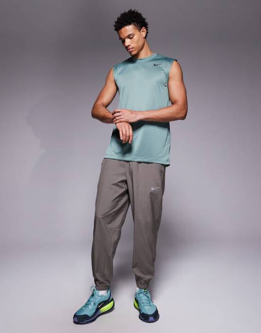 Nike Training – Legend Dri-FIT – Trägertop in Grün, 2 von 5