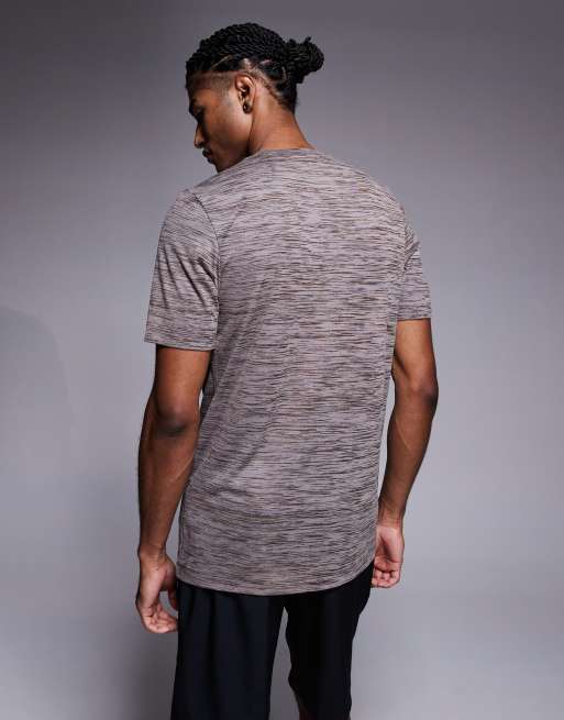Nike Training - Legend Dri-FIT Veneer - Brun T-shirt, 2 af 4