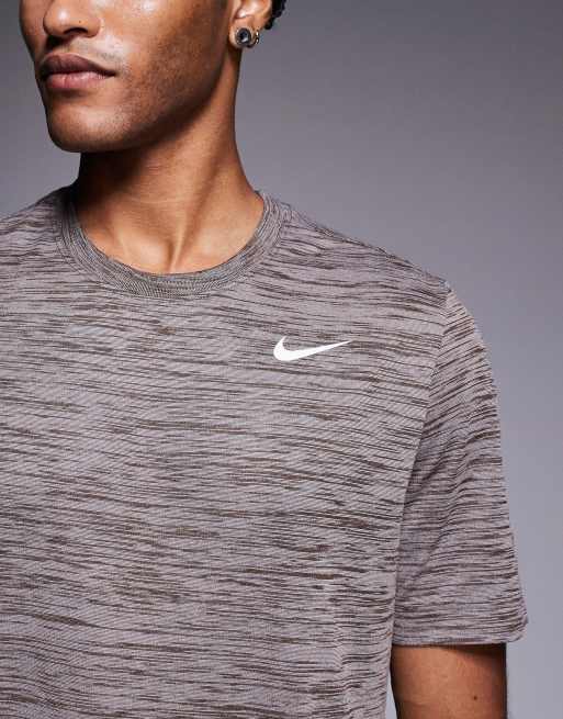 Nike Training - Legend Dri-FIT Veneer - Brun T-shirt, 4 af 4
