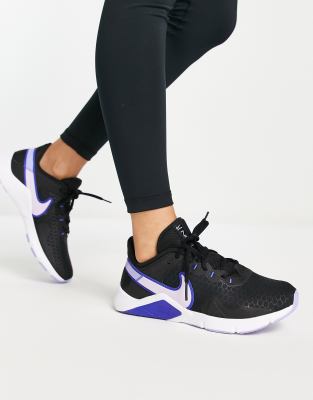 Nike Training - Legend Essential 2 - Sneaker in Schwarz und Rosa