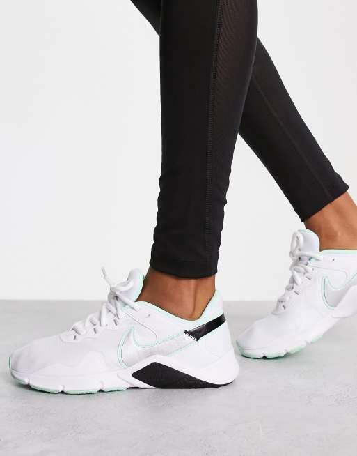 Nike ashin clearance trainers in white