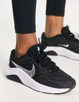 Nike Training - Legend Essential 3 NN - Sneaker in Schwarz und Grau