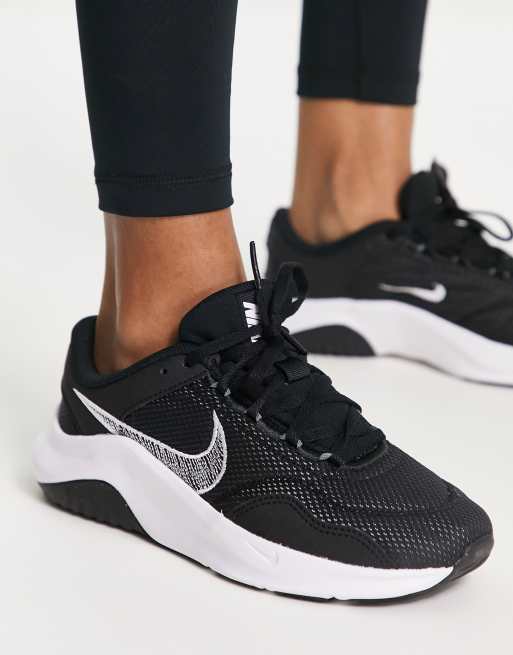 Nike Training Legend Essential 3 Sneaker in Schwarz
