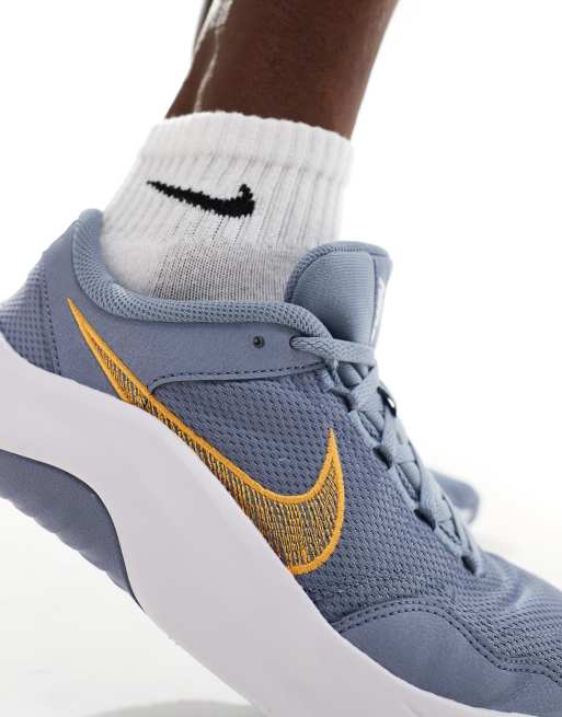 Nike Training Legend Essential 3 Sneakers grigie e arancioni