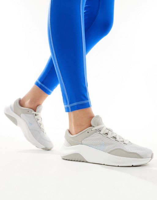 Nike Training - Legend Essential 3 - Sneakers in lichtgrijs en blauw