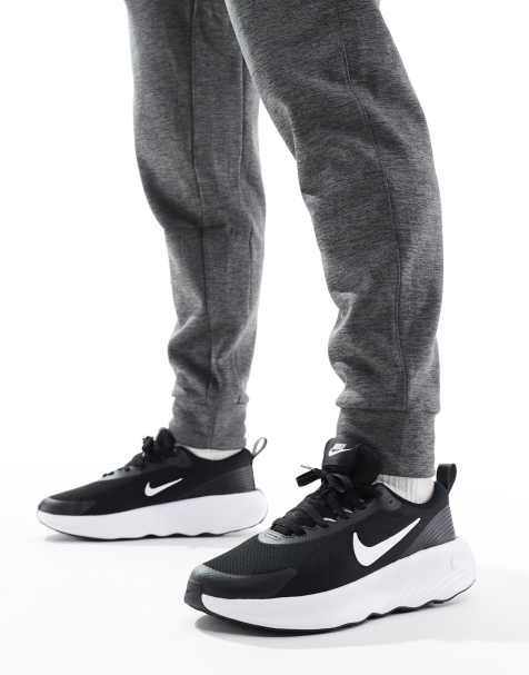 Nike Training - Legend Essential 4 - Sneakers in zwart en wit - view 1