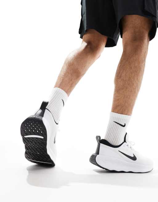 Nike Training Legend Essential 4 Sportschuhe in WeiB und Schwarz