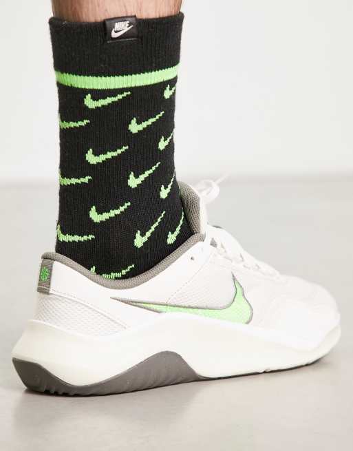 Nike Training Legend Essential Sneakers bianche e verdi ASOS