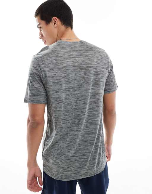 Nike Training - Legend Veneer - T-shirt en tissu Dri-FIT - Gris clair, 4 de 4