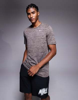 Nike Training - Legend Veneer - T-shirt en tissu Dri-FIT - Marron