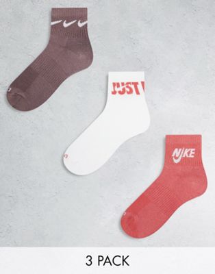 Nike Training unisex cushioned 3 pack logo ankle socks in red  - ASOS Price Checker