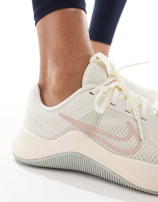 Nike Training MC 2 Sneakers in gebroken wit en lichtroze ASOS