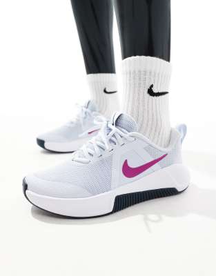 Nike Training - MC 3 - Sneaker in Grau und Lila