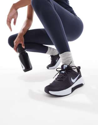 Nike Training - MC 3 - Sneaker in Schwarz und Lila