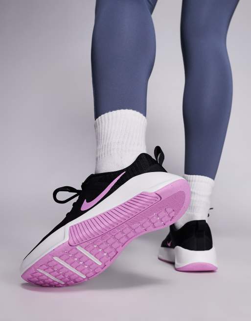 Nike Training – MC 3 – Sneaker in Schwarz und Rosa, 4 von 5