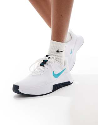 Nike Training - MC 3 - Sneaker in Weiß und Blau