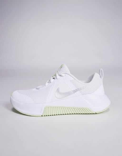 Nike Training – MC 3 – Sneaker in Weiß und Grün, 2 von 5