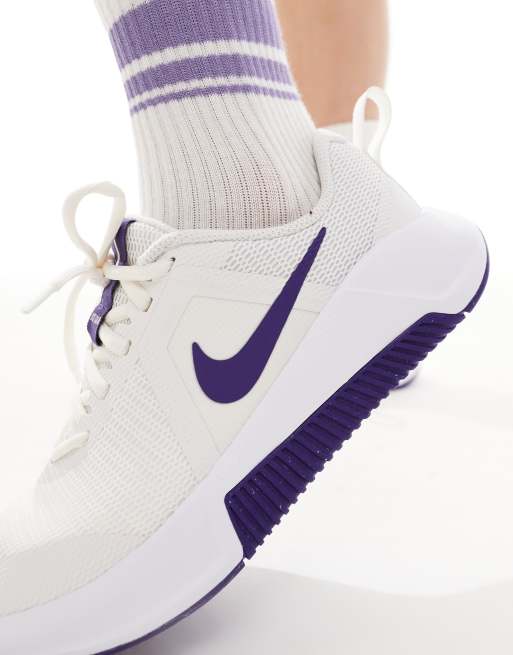 Nike Training – MC 3 – Sneaker in Weiß und Lila, 4 von 5