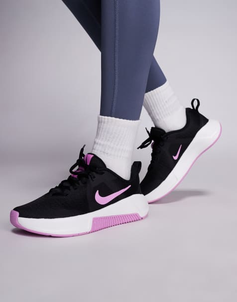 Nike Training - MC 3 - Sneakers in zwart met roze - view 1