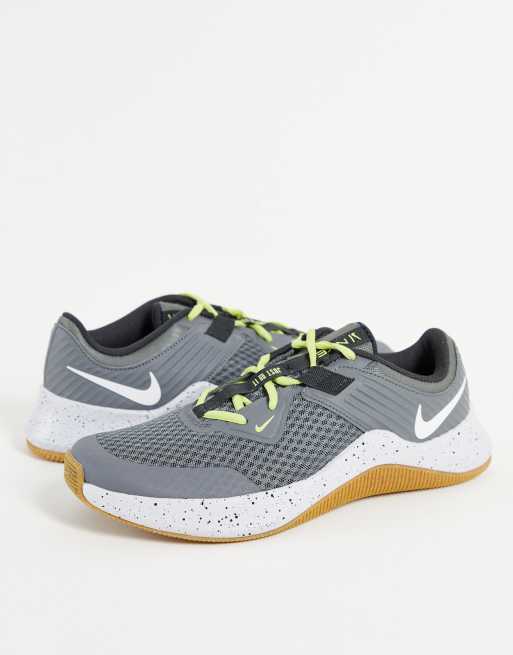 Nike - Training - MC - Sneakers in grijs en wit