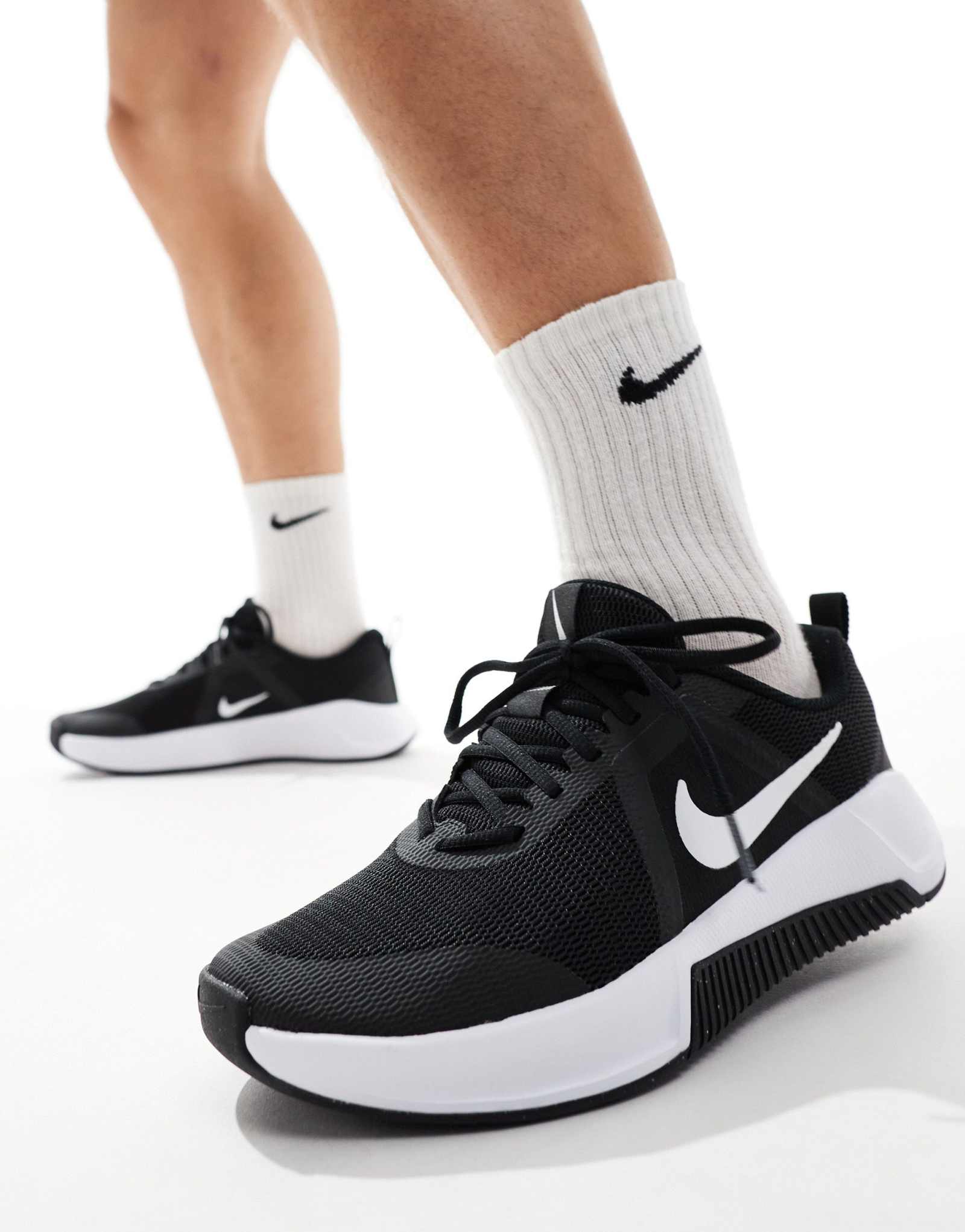 Кроссовки Nike Training MC Trainer 3 черно-белого цвета