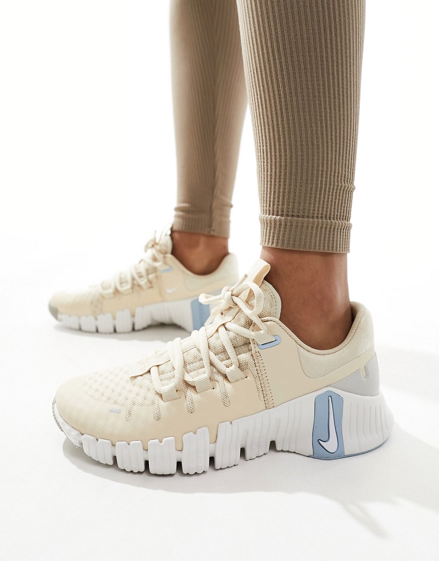 Metcon 5 sneakers in beige and blue-Neutral