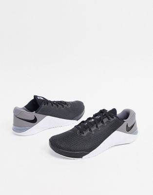 Nike Training Metcon 5 sneakers in 
