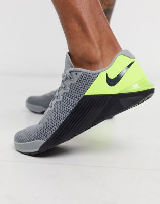 Øst Timor Taiko mave Våbenstilstand Nike Training Metcon 5 sneakers in gray and green | ASOS