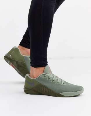 Nike Training Metcon 5 trainer in khaki 