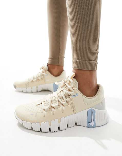 Nike Training Metcon 5 trainers in beige and blue - view 1