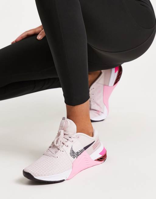 Nike Training – Metcon 8 – Jasnoróżowe buty sportowe | ASOS