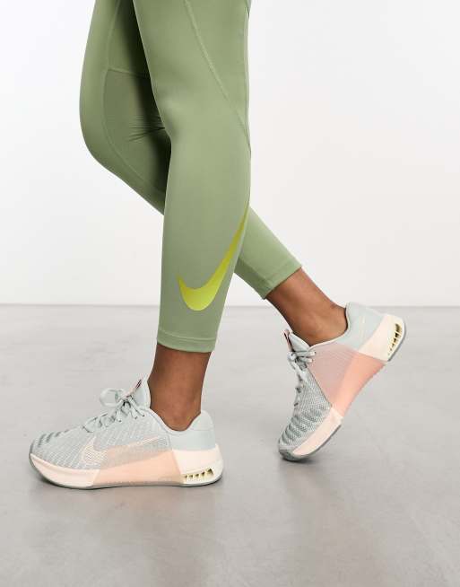 Nike Training Metcon 9 Baskets pour femme Gris et peche