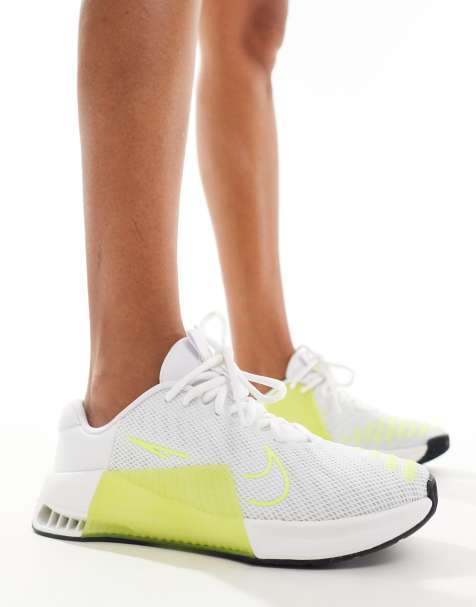 Nike Training – Metcon 9 – Sneaker in Weiß und Grün - view 1