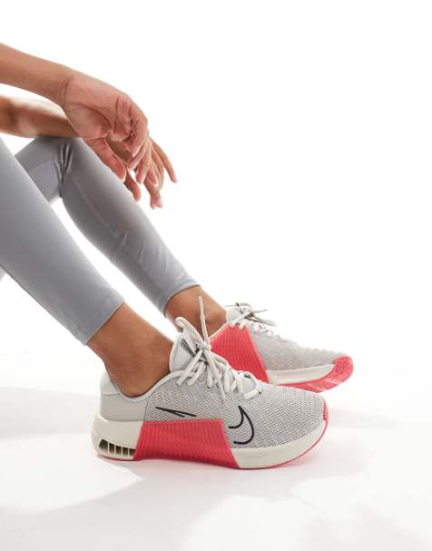 Nike Training - Metcon 9 - Sneakers grigio chiaro e rosa - view 1