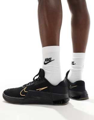 Metcon 9 sneakers in black and gold