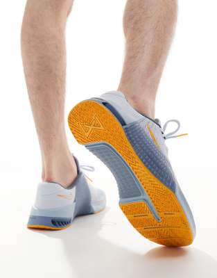 Nike Training Metcon 9 sneakers in gray and orange | ASOS display picture 3